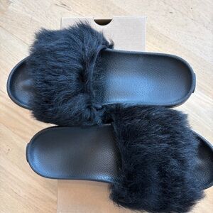 UGG - Wmns Royale Fur Slide - Black - Size 8